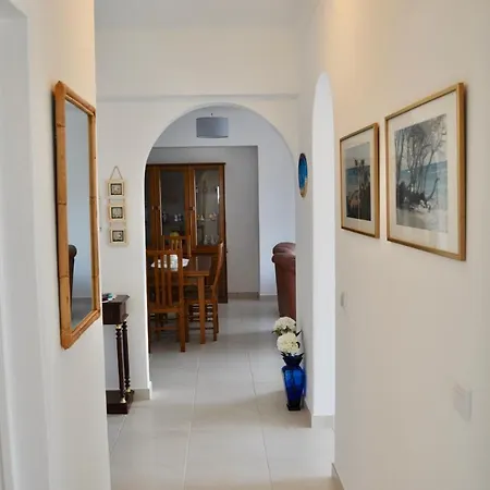 Lindamar Apartment